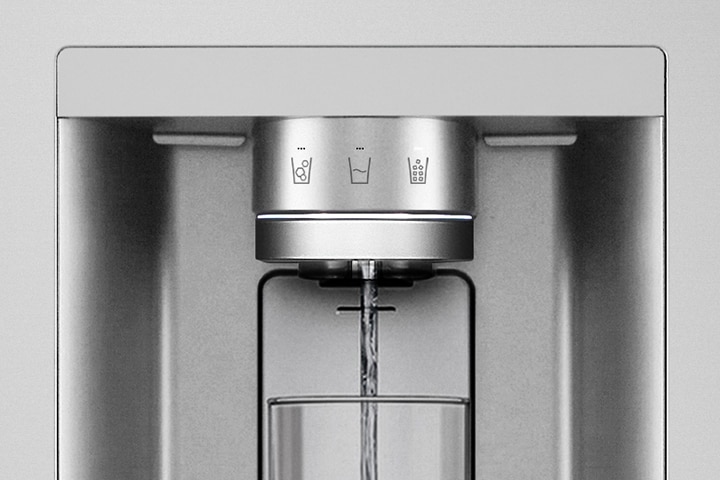 Video relativo al sistema di igienizzazione dell'acqua con tecnologia UVnano. L'esterno del frigorifero diventa trasparente per poter vedere l'interno della porta e le parti meccaniche dell'ugello dell'erogatore. Il video ingrandisce ulteriormente la visuale per mostrare le gocce d'acqua mentre passano dall'ugello, mentre la tecnologia UVnano riduce i batteri. La vista si ingrandisce per vedere nuovamente l'esterno del frigorifero mentre l'acqua viene erogata in un bicchiere.