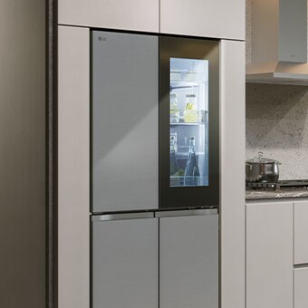 Foto di un frigo installato in una cucina dall'arredamento moderno.