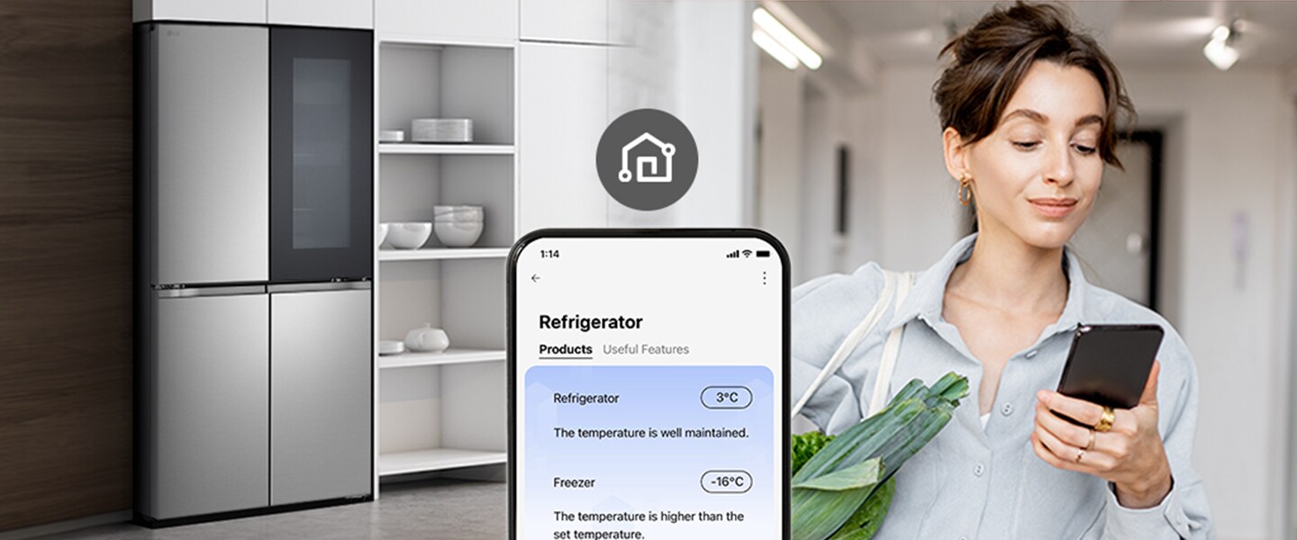 Una donna controlla la temperatura del frigorifero LG su un'app mobile mentre porta una borsa della spesa verde.