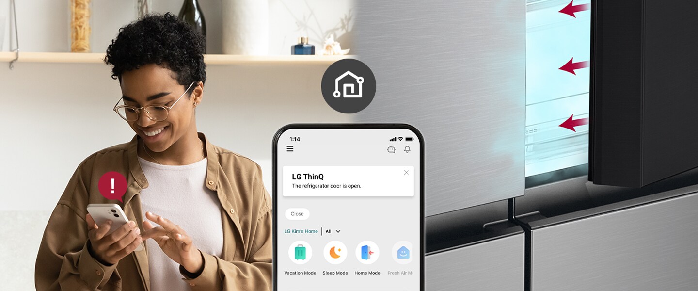 Persona controlla l'app LG ThinQ sul telefono mentre la porta del frigorifero è aperta.