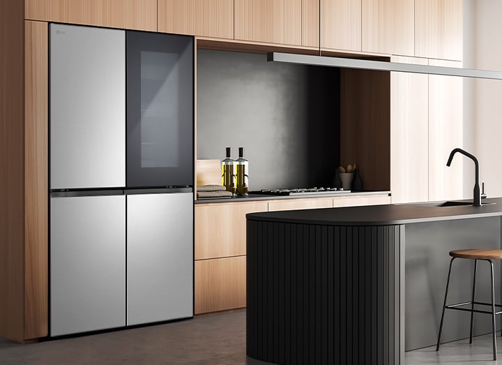 Immagine ambientata del frigorifero inserito all'interno di una cucina moderna.