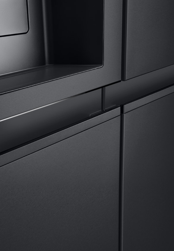 Una vista laterale del frigorifero per evidenziare l'eleganza del design della maniglia integrata. 