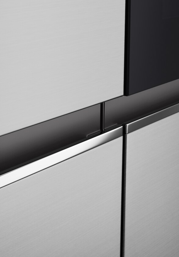 Una vista laterale del frigorifero per evidenziare l'eleganza del design della maniglia integrata. 