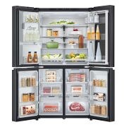 Frigorifero aperto completamente pieno di alimenti