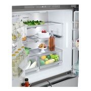 Dettaglio della parte interna superiore del frigo vista di lato