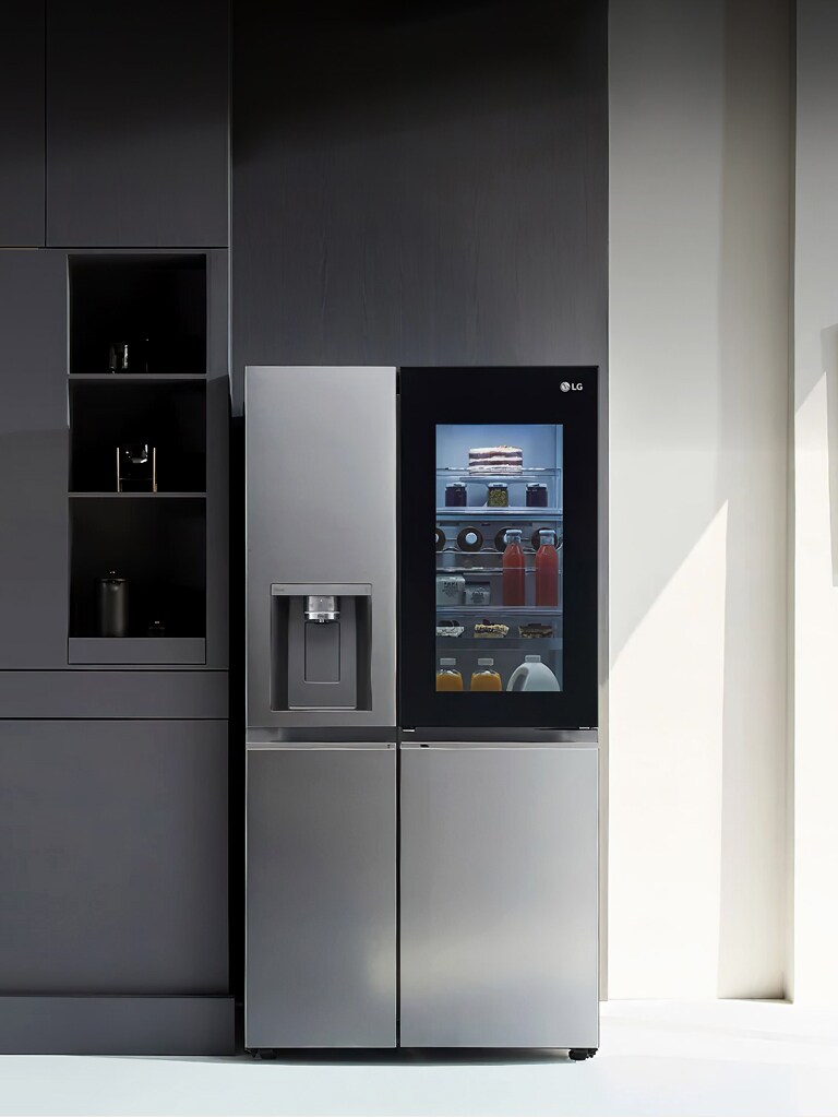 Immagine di un frigorifero InstaView in una cucina