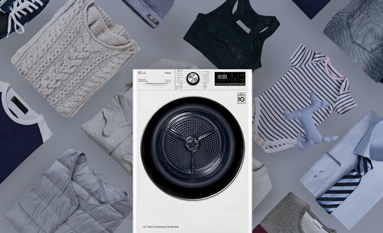 Asciugatrice LG ThinQ con condensa automatica circondata da vestiti piegati di varie tipologie e colori.