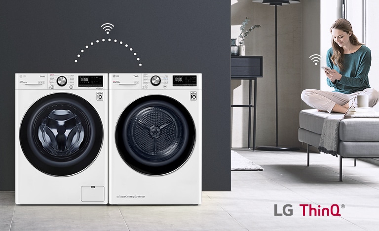 Due lavatrici LG ThinQ bianche in una stanza moderna, controllate da una persona tramite smartphone.