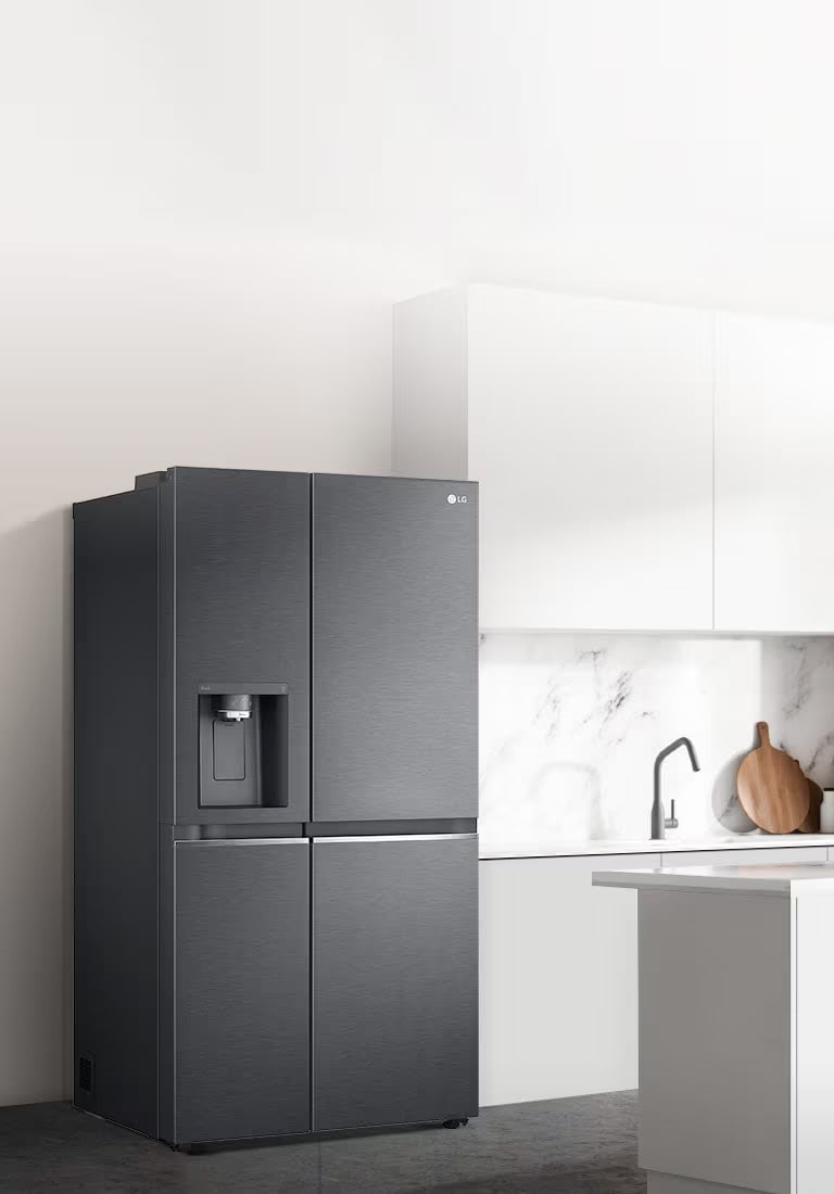 Si mostra il frigorifero installato in una cucina bianca.
