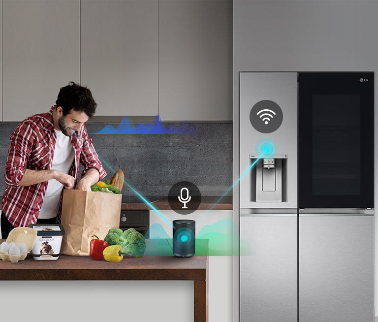 Un uomo estrae verdure da una borsa della spesa in una cucina moderna con un frigorifero LG intelligente con Wi-Fi.
