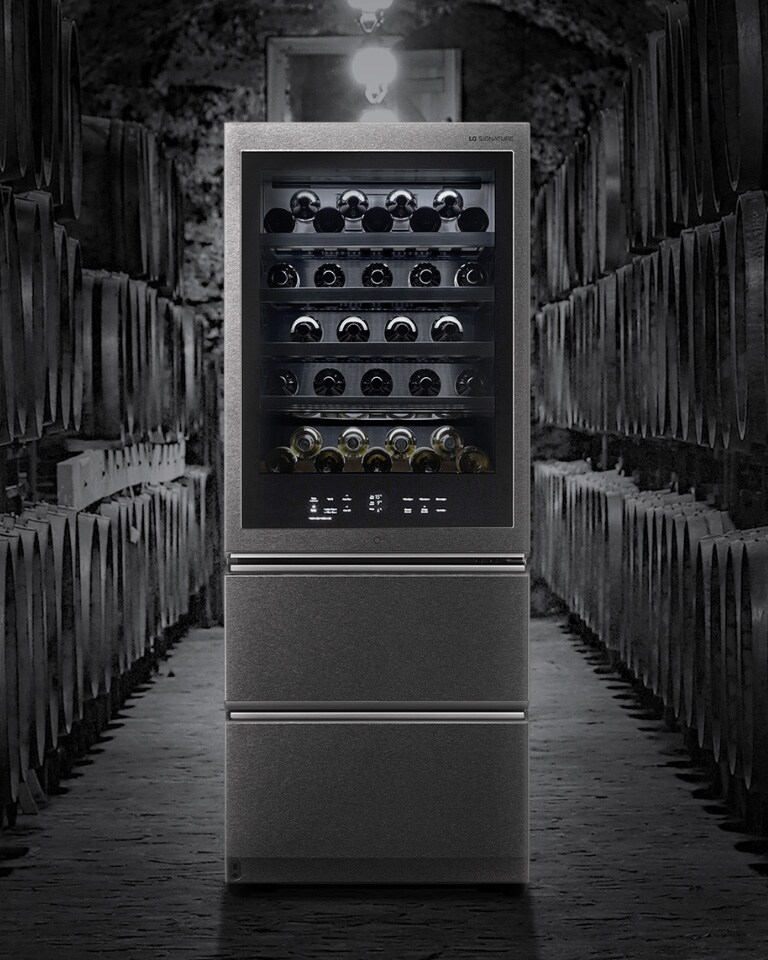Frigorifero per vini LG Signature al centro di una cantina elegante con botti ai lati e luce soffusa in alto.