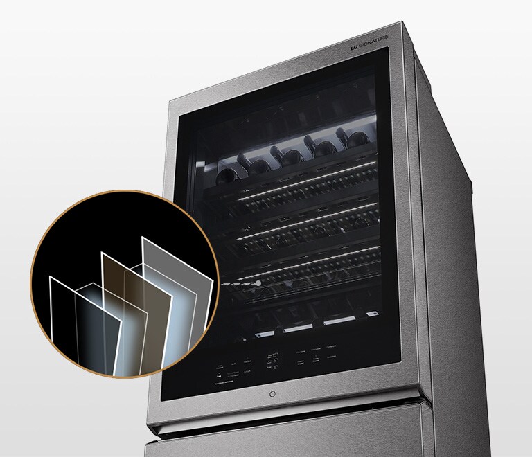 Cantinetta LG Signature con porta in vetro multistrato, bottiglie di vino disposte su ripiani interni.