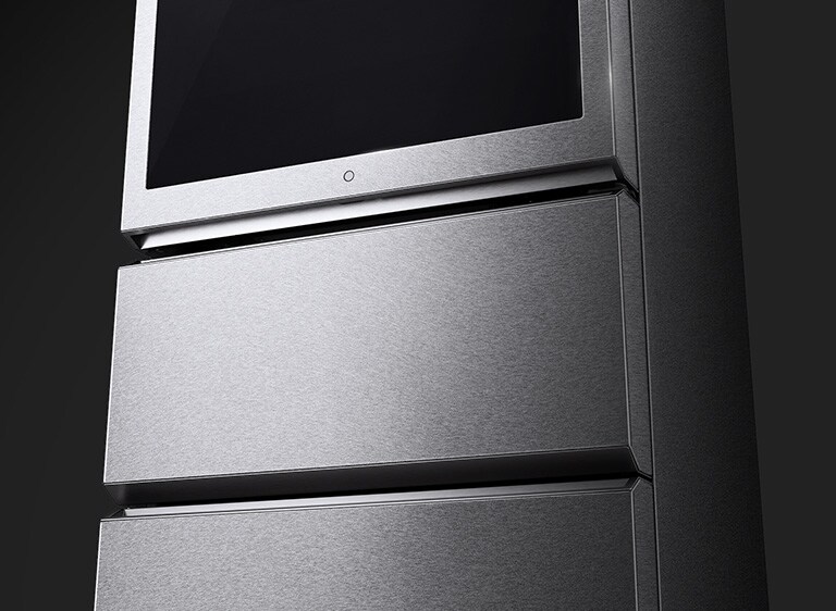 Frigorifero LG in acciaio inox con finitura lucida, tre cassetti e schermo nella parte superiore.