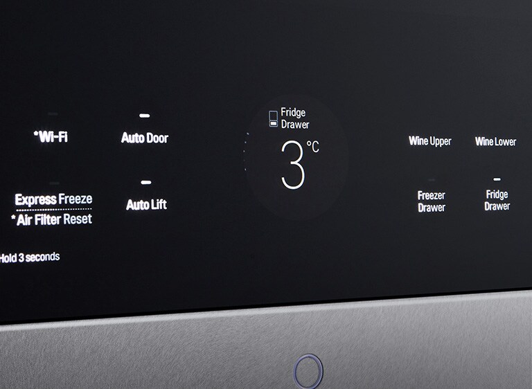  Display digitale di un frigorifero LG che mostra 3°C per il cassetto frigo e funzioni come Wi-Fi, porta automatica e altro.