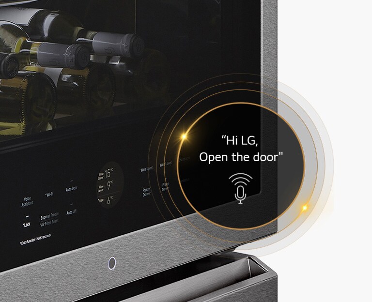 Cantinetta LG con comando vocale per aprire la porta, visualizzazione bottiglie di vino attraverso il vetro scuro.