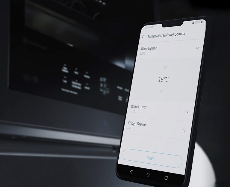 Smartphone regola la temperatura del frigorifero LG con opzioni visibili per vino superiore, inferiore e cassetto frigo.