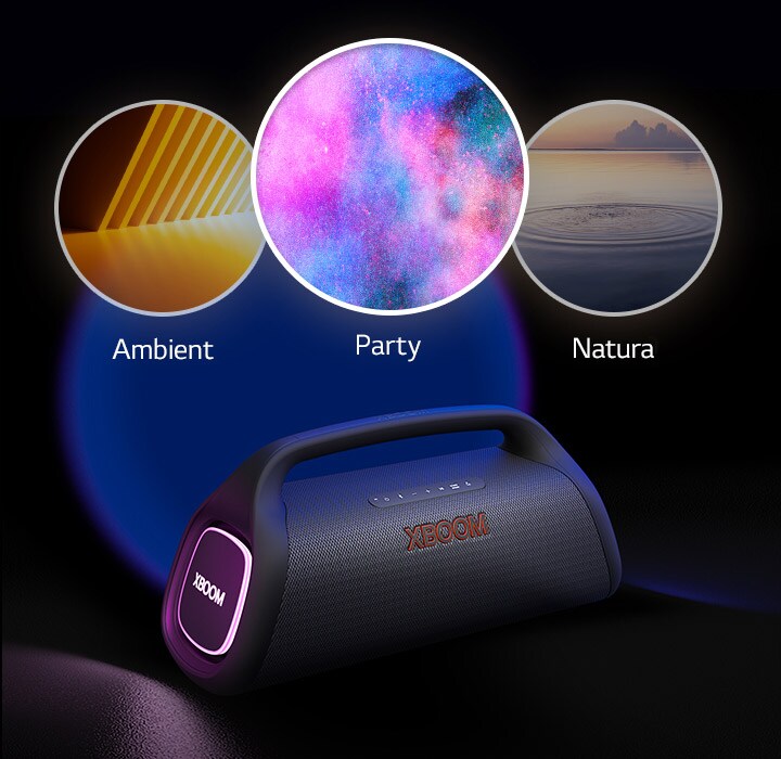 LG XBOOM Go XG9 con illuminazione viola è posizionato sul pavimento. Sulla parte superiore del diffusore troviamo tre modalità: ritmo, festa, fuochi d'artificio, spazio.
