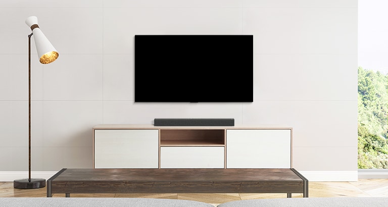 Un TV e una soundbar collocati in un salotto dal design lineare.