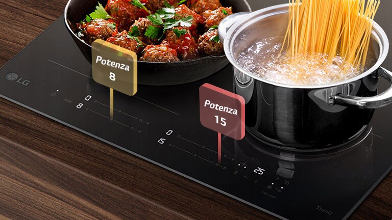 Fornello LG a induzione con pentola di spaghetti in ebollizione e padella con polpette al sugo.