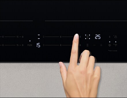 Immagine di un dito che tocca il pannello di controllo del piano a induzione.