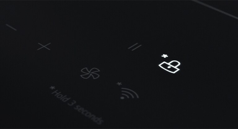 Pannello di controllo retroilluminato di un elettrodomestico LG con icone per il blocco, la ventola e la connessione Wi-Fi.