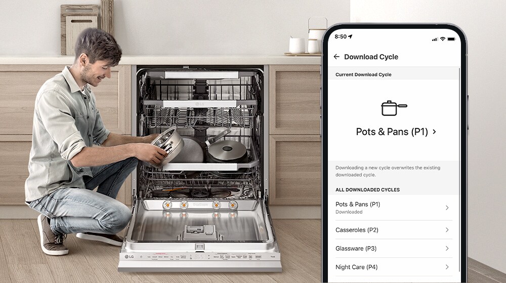 Uomo inginocchiato carica una lavastoviglie LG, mentre il telefono accanto mostra la modalità "Pots & Pans".