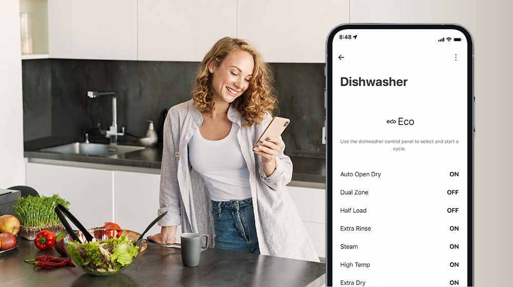 Una donna guarda il suo smartphone, su cui sono visibili le varie opzioni di personalizzazione sull'app LG ThinQ™.
