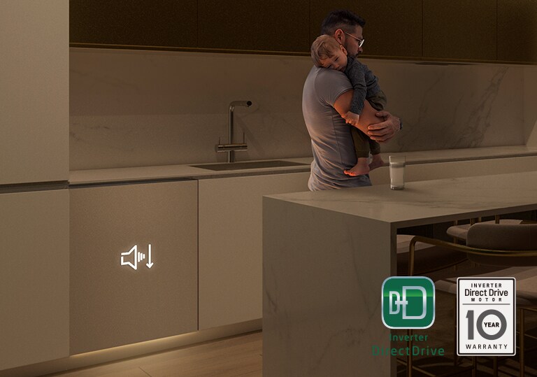 Un uomo abbraccia un bambino in una cucina moderna, con un bicchiere sul tavolo e icone di inverter e garanzia visibili.