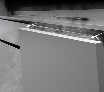  Lavastoviglie LG aperta con vapore che esce, incassata in una cucina moderna con linee pulite.