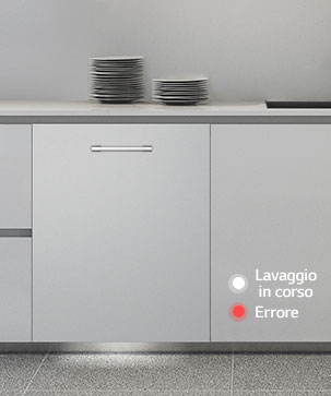  Lavastoviglie in cucina moderna con armadietti grigi, LED mostra "Lavaggio in corso" e "Errore", piatti impilati a sinistra.