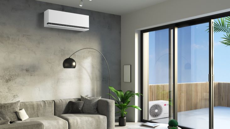 Salotto con il condizionatore LG Dualcool premium e unità esterna in balcone