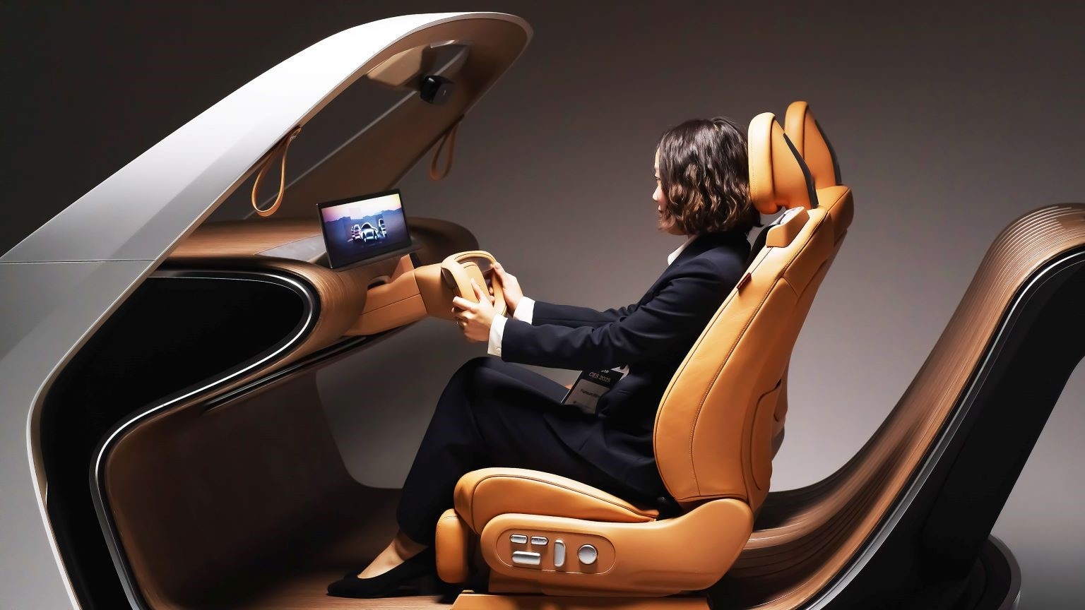 LG e sicurezza sui veicoli con AI al CES 2025: immagine di una donna che guida su una simulazione di auto, testa le soluzioni della partnership LG con Qualcomm e quella con Ambarella.