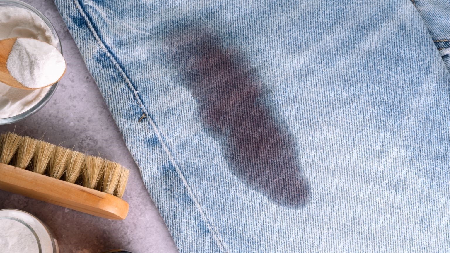 Macchie di grasso dai vestiti: come toglierle