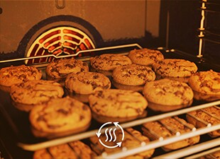  Biscotti appena sfornati su una teglia nel forno ventilato, dorati e caldi.