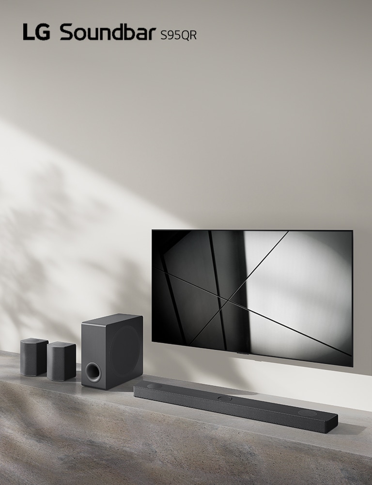 La soundbar LG S95QR e il TV LG sono collocati insieme nel soggiorno. Il TV è posizionato sopra e mostra un’immagine in bianco e nero.