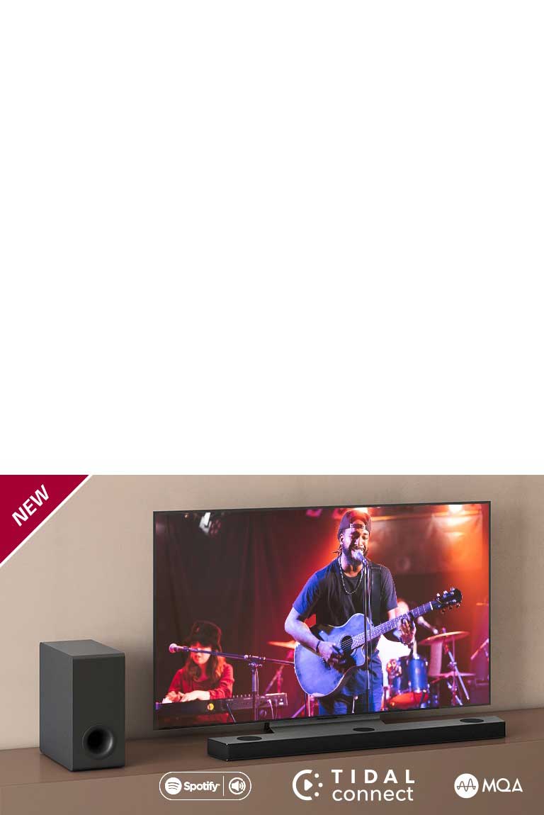 Il televisore LG è posizionato sulla mensola marrone, la Sound Bar LG S95QR è collocata davanti al televisore. Il subwoofer è posizionato sul lato sinistro del TV. Il televisore mostra una scena di concerti. Il testo NEW (NOVITÀ) viene visualizzato nell’angolo superiore sinistro.