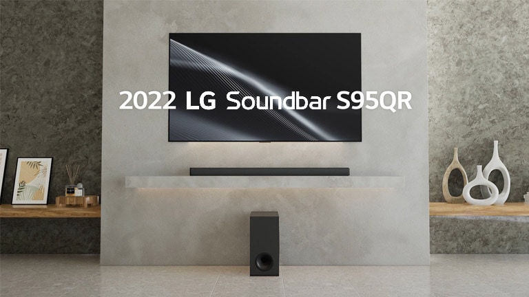 La soundbar LG S95QR e il TV LG sono collocati sul ripiano del soggiorno. Il TV è acceso e mostra un’immagine grafica. Un nuovo subwoofer wireless è collocato sotto al ripiano.