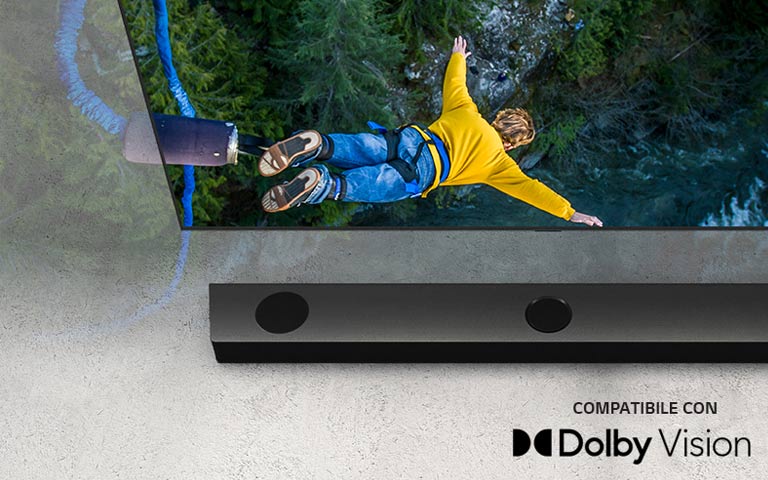 Il TV LG mostra una persona che fa bungee jumping, mentre la soundbar LG è collocata  sotto al TV.