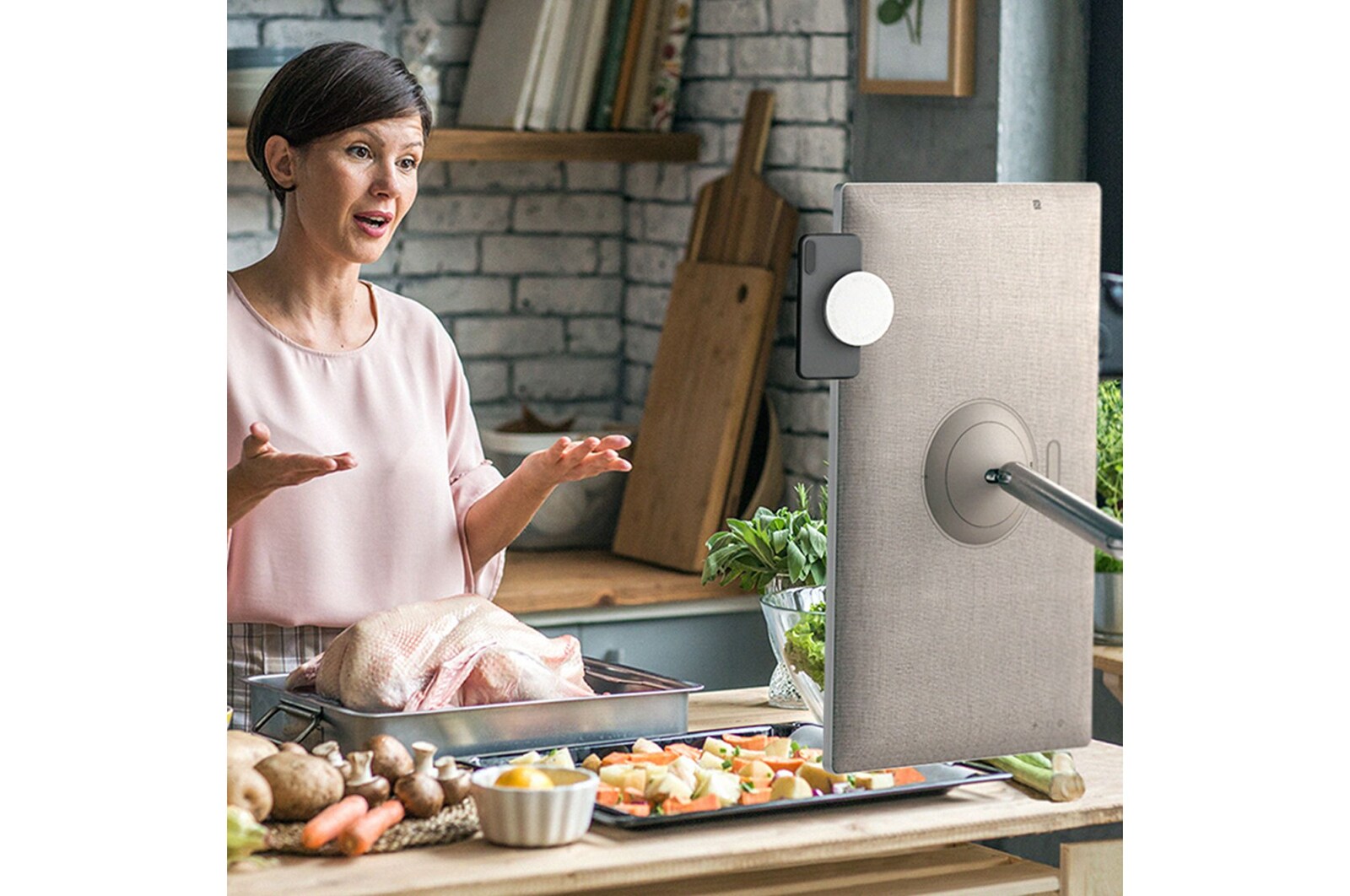 Donna che fa una videochiamata usando il telefono e StanbyME