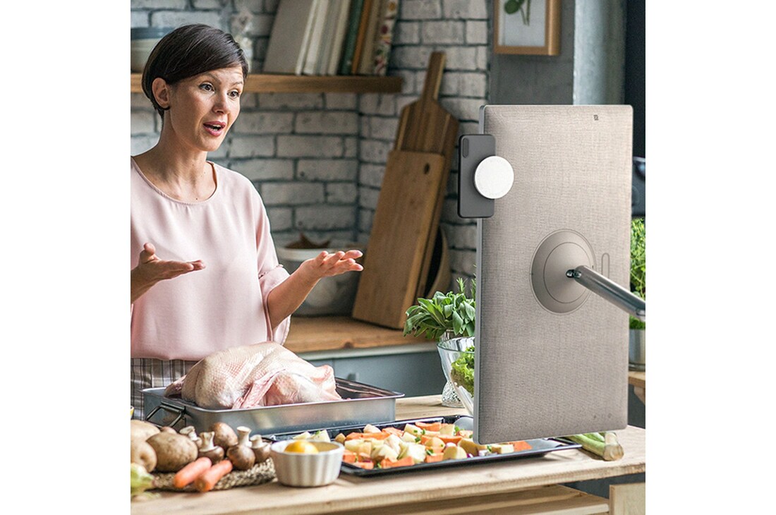 Donna che fa una videochiamata usando il telefono e StanbyME