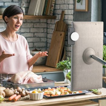 Donna che fa una videochiamata usando il telefono e StanbyME