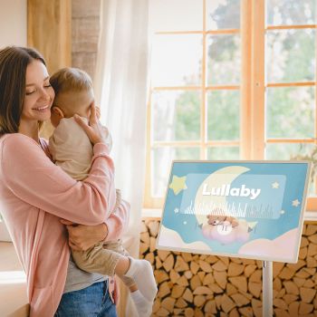 Mamma che coccola il figlio con la musica di StanbyME