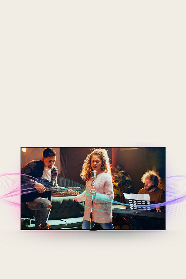 Un uomo che suona la chitarra, una donna che canta al microfono e un uomo che suona il pianoforte. Le onde sonore da loro prodotte sono visibili per mostrare l’emissione del suono, e il modo in cui la qualità del suono sia migliorata con AI Clear Sound.