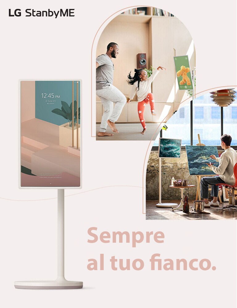 Immagine di StanbyME vicino allo slogan "Sempre al tuo fianco". Ci sono due immagini di interni lifestyle ritagliate in linee curve, ognuna delle quali mostra il prodotto posizionato nello studio e nel soggiorno. Il logo LG StanbyME si trova nell'angolo in alto a destra nella visualizzazione da PC e nell'angolo in alto a sinistra nella visualizzazione mobile.