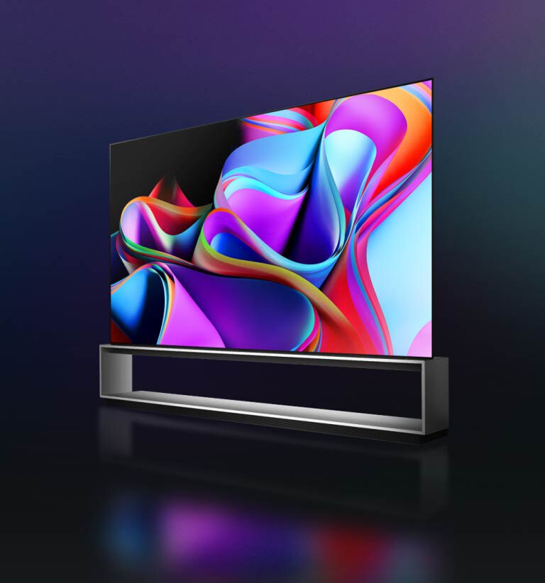 Un video si apre con le parole LG SIGNATURE OLED 8K in un carattere bianco e il supporto da pavimento di LG OLED Z3 su uno sfondo nero. Poi le parole scompaiono e appare lo schermo OLED sopra la sua base. Il video viene ingrandito per mostrare l'intero LG OLED Z3. Lo schermo si riempie di un'opera d'arte astratta colorata e lo sfondo cambia in un gradiente blu e viola.