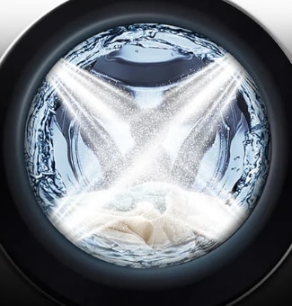 Foto dell'oblò di una lavatrice in cui si vedono 4 spruzzi d'acqua diretti sui vestiti.