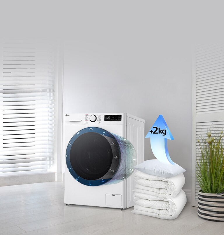 Cuscini e lenzuola accatastati di fianco alla lavatrice che diventano una freccia con scritto 2kg.