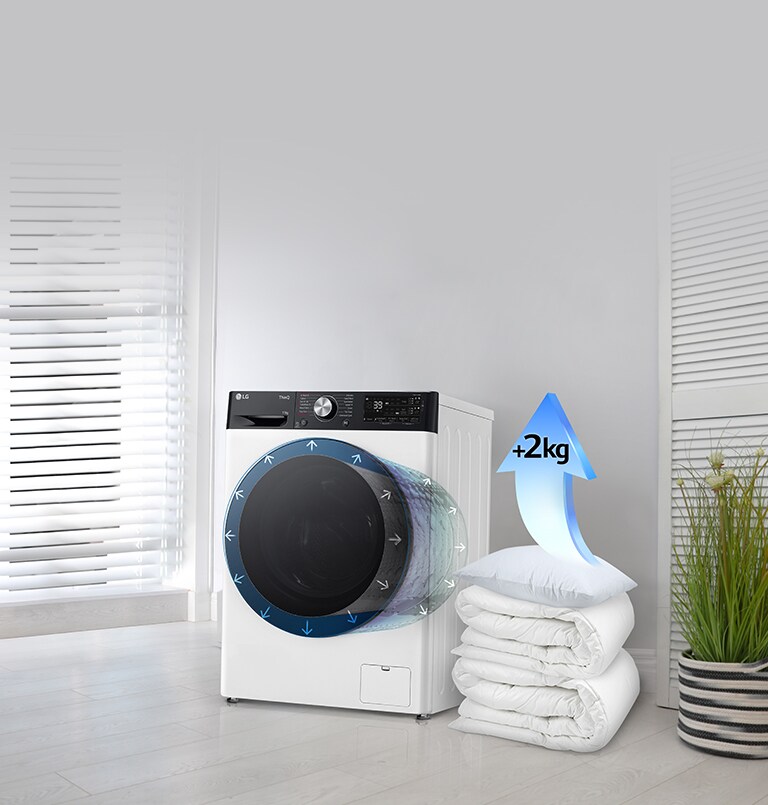 Cuscini e lenzuola accatastati di fianco alla lavatrice che diventano una freccia con scritto 2kg.