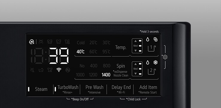 Dettaglio del pannello di controllo della lavatrice in cui si vede il display.