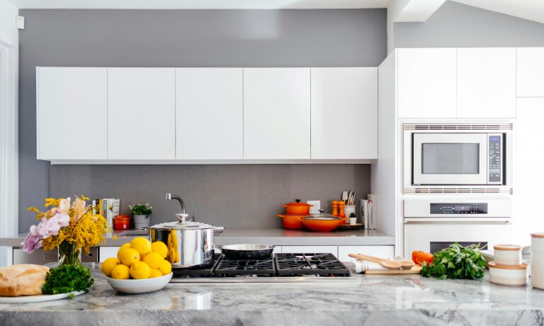 Una cucina contemporanea con elettrodomestici innovativi, un regalo premuroso per lui.